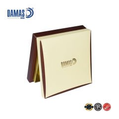 علب الشوكولاتة حلوى مع فواصل من الورق المقوى الذهبي (إنتاج خاص)