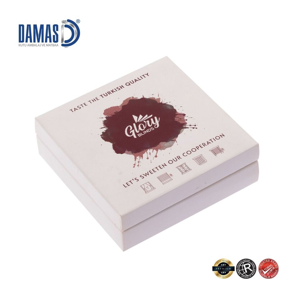 علب الشوكولاتة حلوى مع فواصل من الورق المقوى الذهبي (إنتاج خاص)