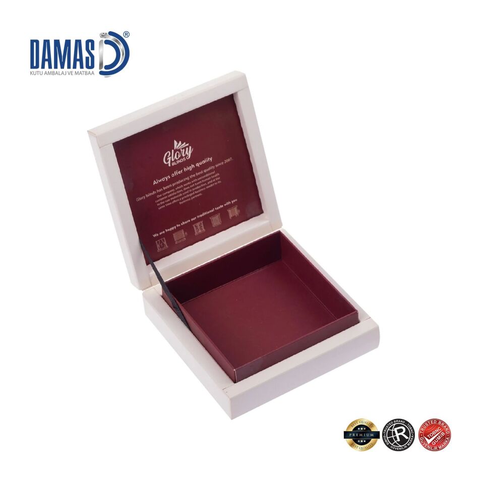 علب الشوكولاتة حلوى مع فواصل من الورق المقوى الذهبي (إنتاج خاص)