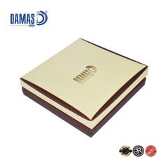 علب الشوكولاتة حلوى مع فواصل من الورق المقوى الذهبي (إنتاج خاص)